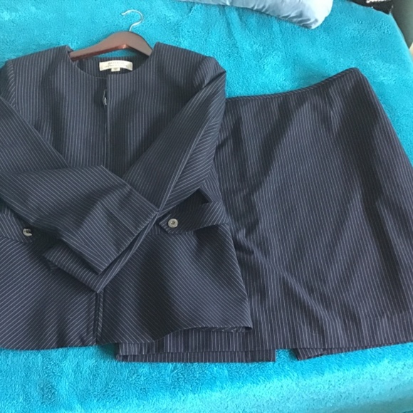 Suit - Picture 4 of 5